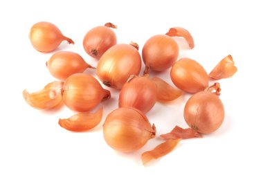 Beyaz arka planda olgun altın soğanlar.