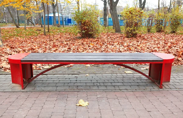 Sonbahar Parkında Boş Ahşap Bank — Stok fotoğraf