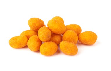 Beyaz arka planda izole edilmiş pastırma aromalı fıstıklar.