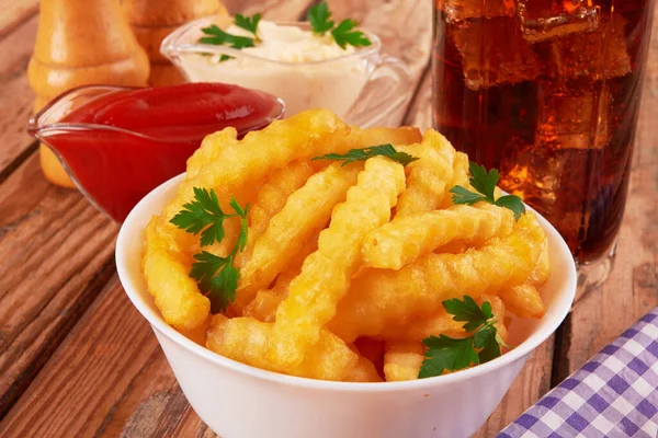 Sabrosas Papas Fritas Sobre Fondo Mesa Madera —  Fotos de Stock