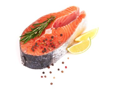 Beyaz arka planda soyutlanmış somon bifteği.