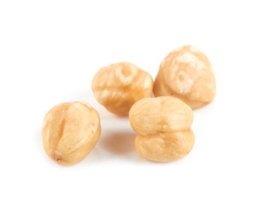 Fındık kabuğu soyulmuş, beyaz arkaplanda izole edilmiş.