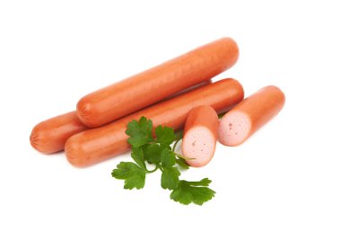 Maydanoz yapraklı sosisler beyaz arka planda izole edilmiş.