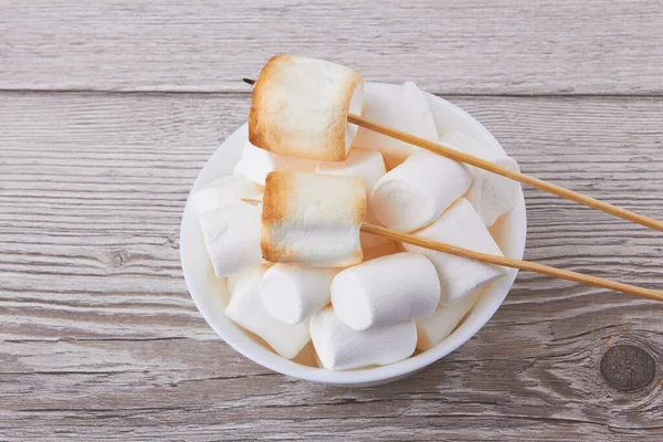 Schale Mit Marshmallows Auf Holz Hintergrund — Stockfoto