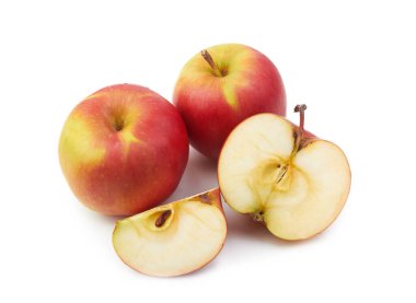 Beyaz arkaplanda kırmızı elmalar izole edilmiş