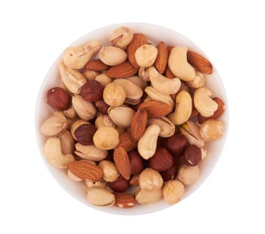 Beyaz arka planda izole edilmiş fındık yığını.