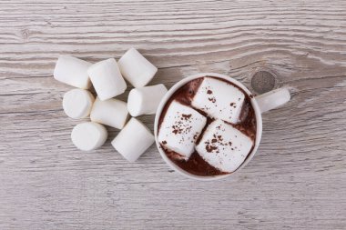 Tahta bir yüzeyde marşmelovlu kakao.