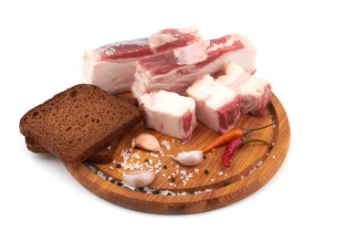 Beyaz arka planda izole edilmiş yağlı çizgileri olan çiğ domuz göbeği.