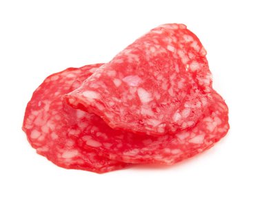 Beyaz arka planda izole edilmiş sosis dilimleri.