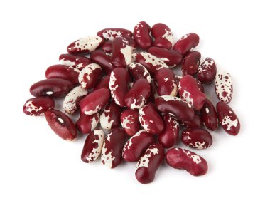 Kırmızı fasulyeler beyaz arkaplanda izole edilmiş.