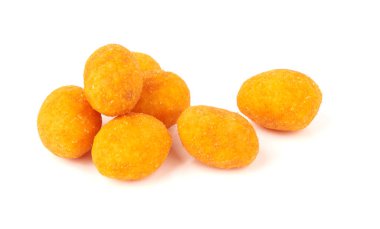 Beyaz arka planda izole edilmiş pastırma aromalı fıstıklar.