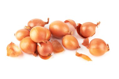 Beyaz arka planda olgun altın soğanlar.
