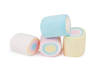 Beyaz arkaplanda izole edilmiş farklı renkte marşmelovlar