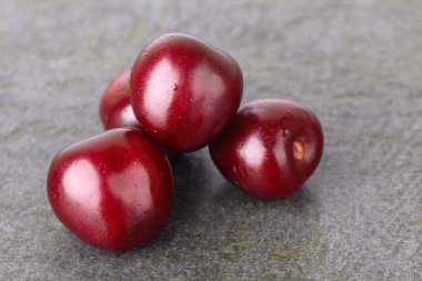 Taştan siyah bir yüzeyde tatlı kiraz