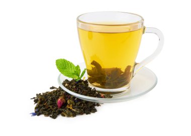 Beyaz arkaplanda izole edilmiş yeşil çay