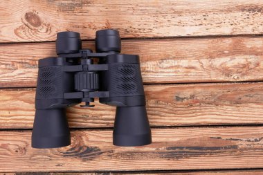 Ahşap bir yüzeyde siyah dürbünler