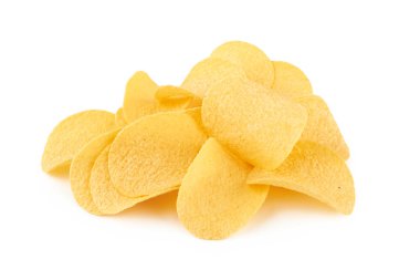 Beyaz arkaplanda izole edilmiş patates cipsi.
