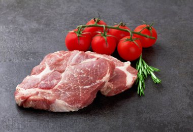 Siyah bir yüzeyde domatesli çiğ et.