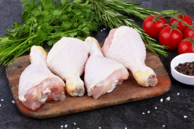 Siyah arka planda tavuk bacağı.