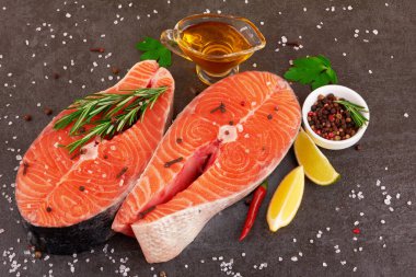 Siyah arka planda baharatlı somon bifteği.