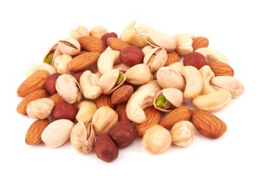 Beyaz arkaplanda izole edilmiş karışık fındık yığını