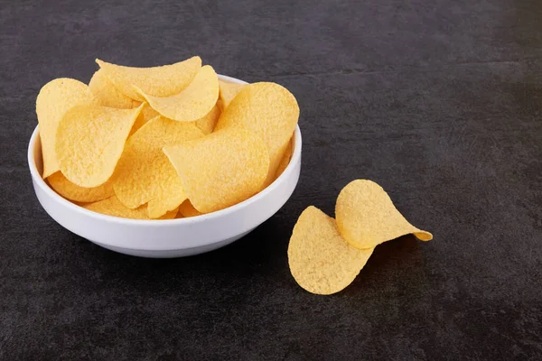 Potato Chips Stone Black Surface Saucer — Stockfoto