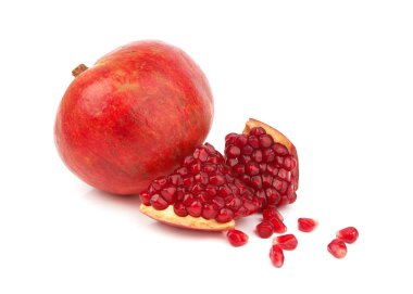 Dilimlenmiş nar yolu beyaz bir arkaplanda izole edilmiş.