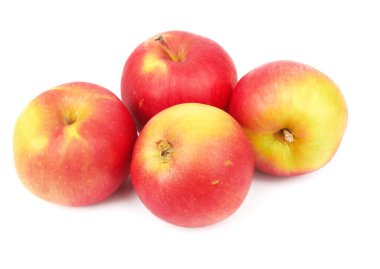 Beyaz arkaplanda kırmızı elmalar izole edilmiş