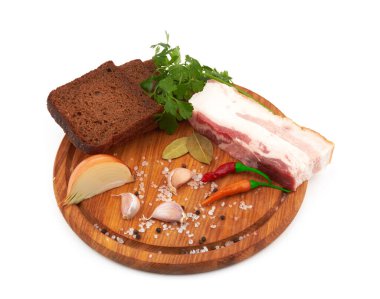 Beyaz arka planda izole edilmiş yağlı çizgileri olan çiğ domuz göbeği.