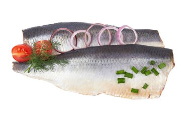 Ringa balığı dilimleri beyaz arka planda izole edilmiş.