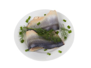 Ringa balığı dilimleri beyaz arka planda izole edilmiş.