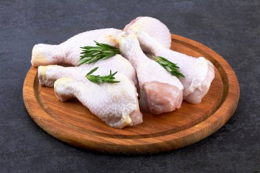 Siyah arka planda tavuk bacağı.