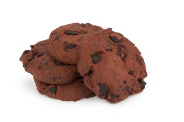 Beyaz arka planda izole edilmiş çikolata parçacıklı kurabiyeler.