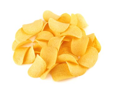 Beyaz arkaplanda izole edilmiş patates cipsi.