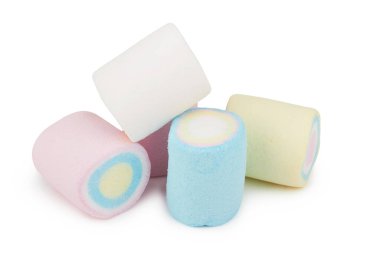 Beyaz arkaplanda izole edilmiş farklı renkte marşmelovlar