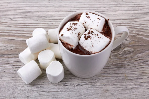 Kakao Mit Marshmallows Auf Einer Holzoberfläche lizenzfreie Stockfotos