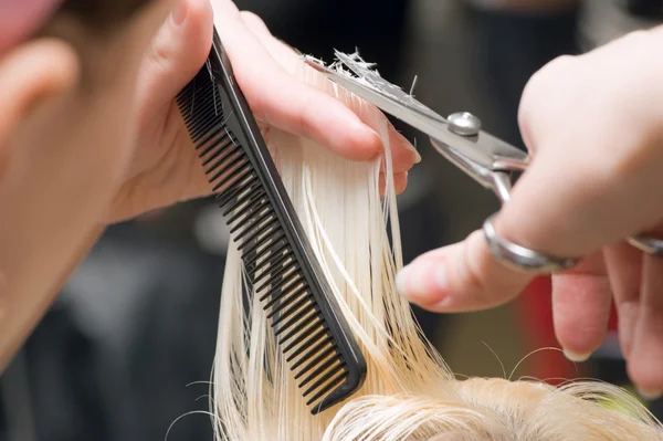 Schere schneidet Haare — Stockfoto