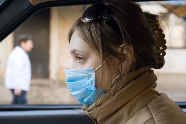 Young woman travels on automobile in a protective mask — Stock Photo, Image