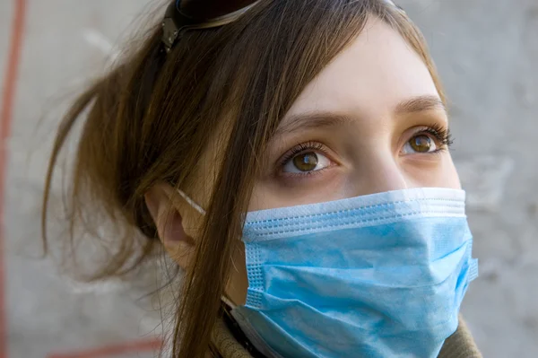 Jonge vrouw met een blauwe masker — Stockfoto