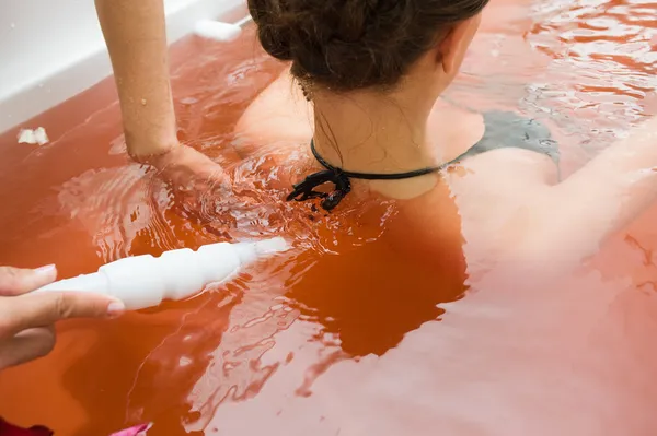 Donna corpo sotto massaggio getto d'acqua — Foto Stock