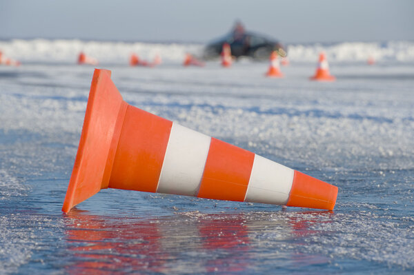 Скользкая дорога
