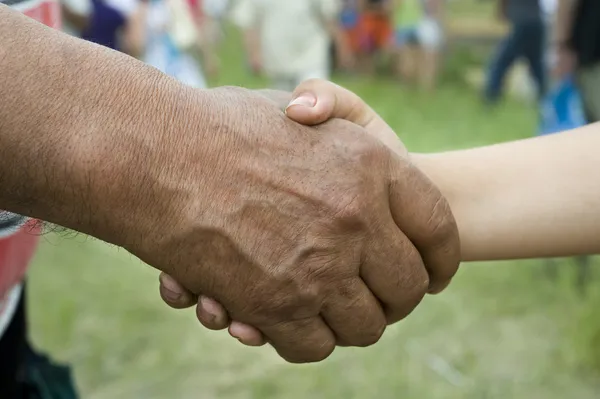 Bauer und Knabe Hand — Stockfoto