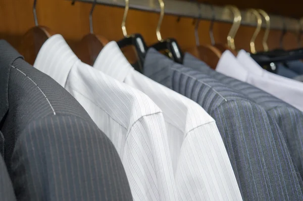 Cabides com jaquetas e camisas de roupa de homem — Fotografia de Stock