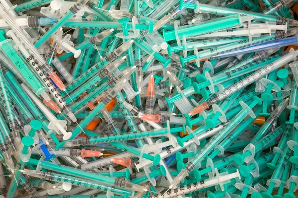 Odpady medyczne używane strzykawki jednorazowe — Zdjęcie stockowe