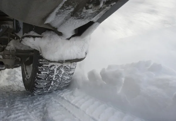 雪の中で冬タイヤ — ストック写真