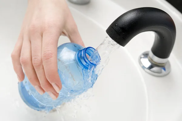 Water gushing from faucet — Stok fotoğraf