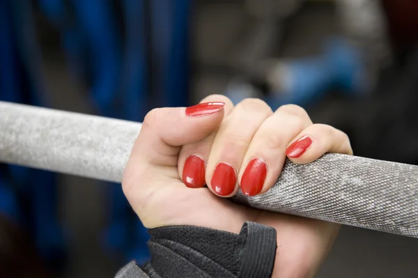 La mano solleva un peso di ferro — Foto Stock