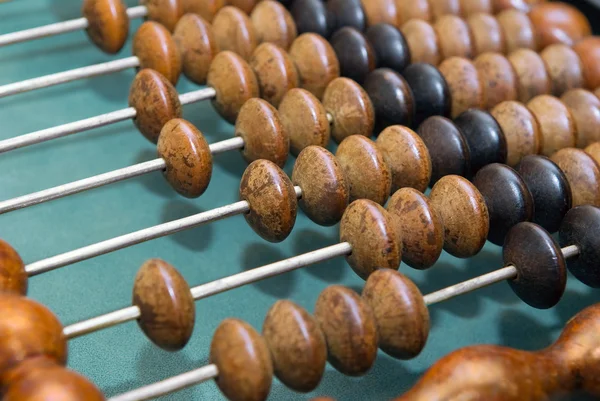 Antieke oude houten handelaarsrekeningen op een groene tafel — Stockfoto