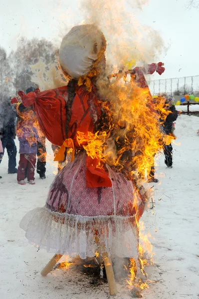 Pagan ve Hıristiyan geleneklerine. yanan korkuluk. Telifsiz Stok Fotoğraflar