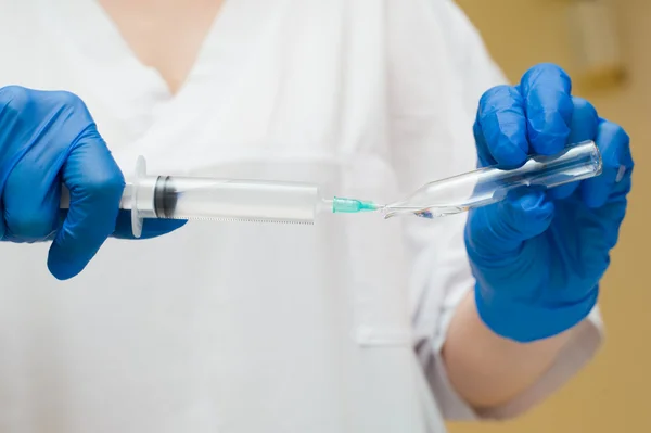 Syringe and medical ampoule in hands — Stock Photo, Image